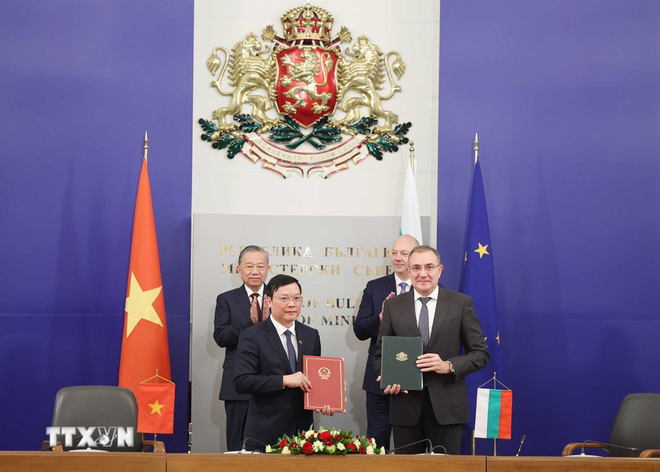 Tổng Bí thư Tô Lâm và Thủ tướng Bulgaria Rosen Zhelyazkov chứng kiến trao Bản ghi nhớ hợp tác giữa Bộ Nội vụ Việt Nam với Bộ Lao động và Chính sách xã hội Bulgaria về hợp tác trong lĩnh vực lao động và chính sách xã hội. (Ảnh: Thống Nhất/TTXVN)