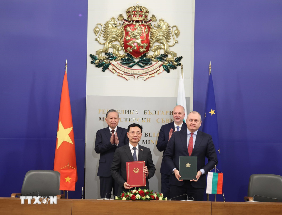 Tổng Bí thư Tô Lâm và Thủ tướng Bulgaria Rosen Zhelyazkov chứng kiến trao Bản ghi nhớ về hợp tác số giữa Bộ Khoa học và Công nghệ Việt Nam và Bộ Chính phủ Điện tử Bulgaria. (Ảnh: Thống Nhất/TTXVN)