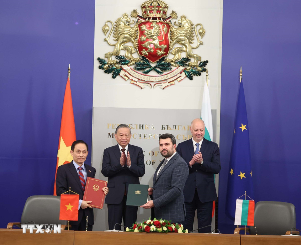 Tổng Bí thư Tô Lâm và Thủ tướng Bulgaria Rosen Zhelyazkov chứng kiến trao Công hàm về việc bổ sung, sửa đổi Phụ lục Hiệp định giữa Chính phủ hai nước về miễn thị thực cho người mang hộ chiếu ngoại giao và công vụ. (Ảnh: Thống Nhất/TTXVN)