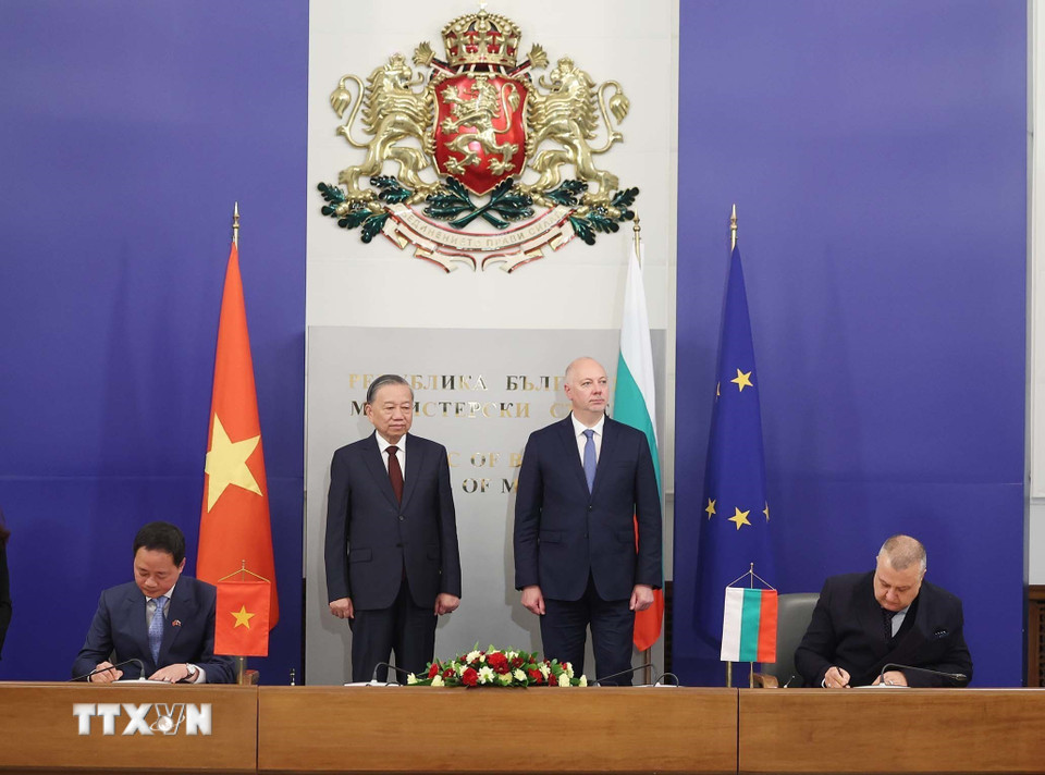 Tổng Bí thư Tô Lâm và Thủ tướng Bulgaria Rosen Zhelyazkov chứng kiến lễ ký Kế hoạch hợp tác giai đoạn 2027-2029 giữa Viện Hàn lâm Khoa học và Công nghệ Việt Nam và Viện Hàn lâm Khoa học Bulgaria. (Ảnh: Thống Nhất/TTXVN)