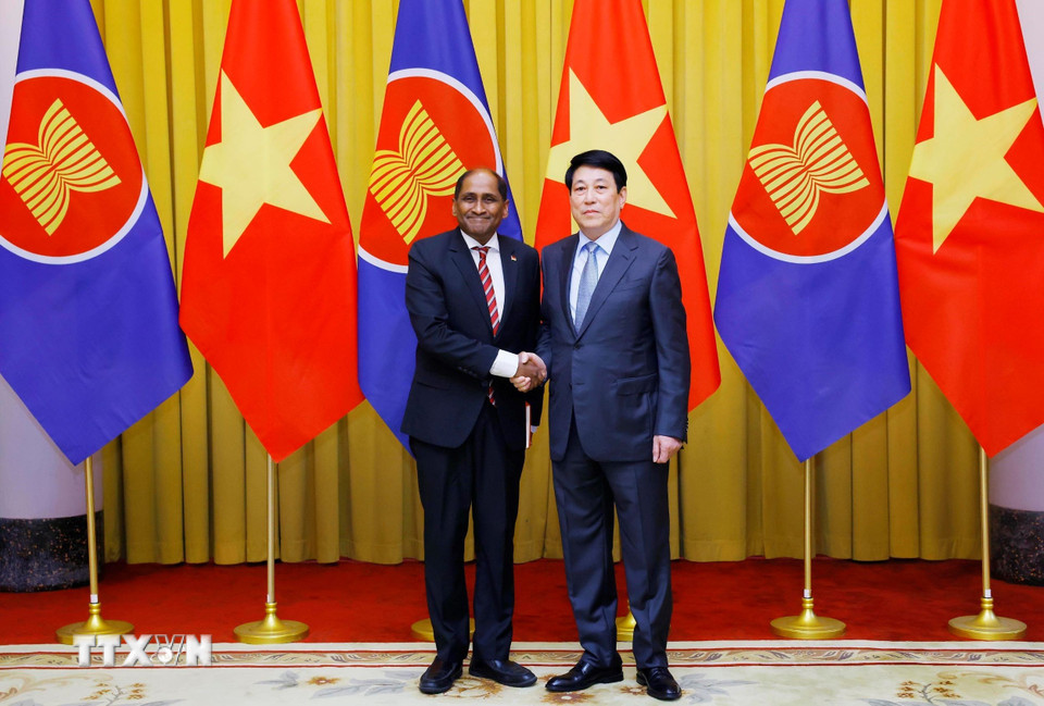 Chủ tịch nước Lương Cường với Đại sứ Singapore tại Việt Nam Jaya Ratnam. (Ảnh: Lâm Khánh/TTXVN)