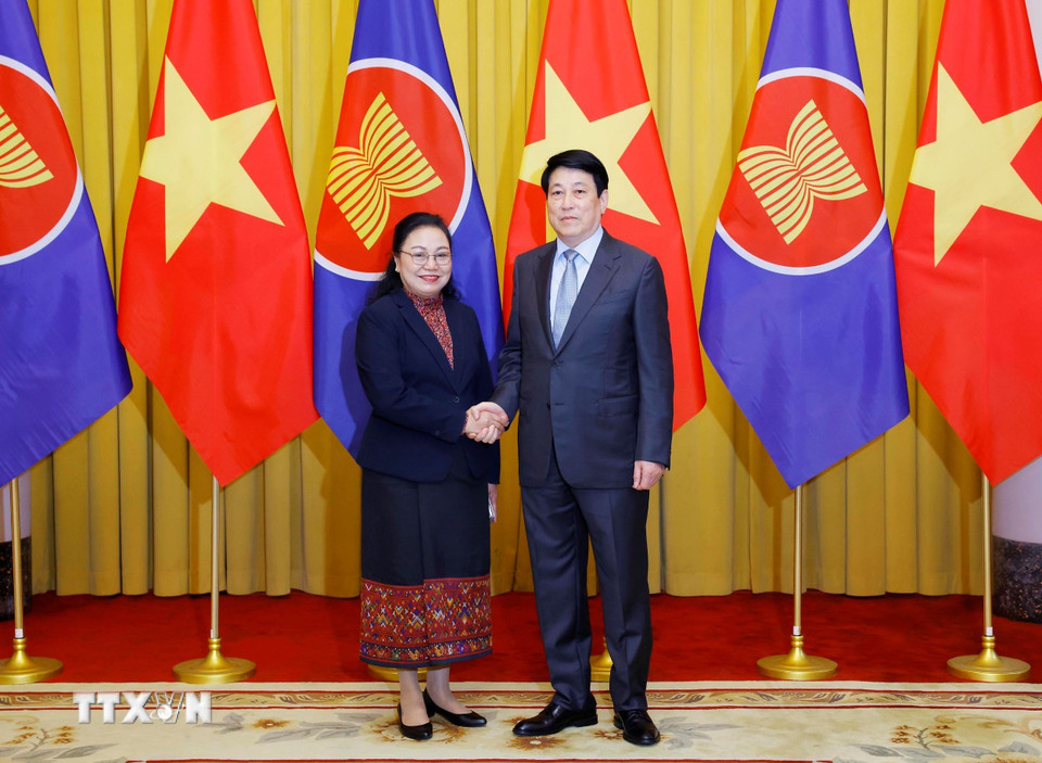 Chủ tịch nước Lương Cường với Đại sứ Lào tại Việt Nam Khamphao Ernthavanh. (Ảnh: Lâm Khánh/TTXVN)