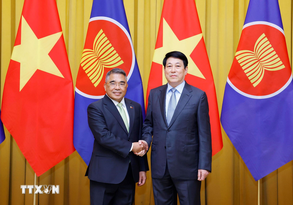 Chủ tịch nước Lương Cường với Đại sứ Philippines tại Việt Nam Meynardo LB. Montealegre. (Ảnh: Lâm Khánh/TTXVN)