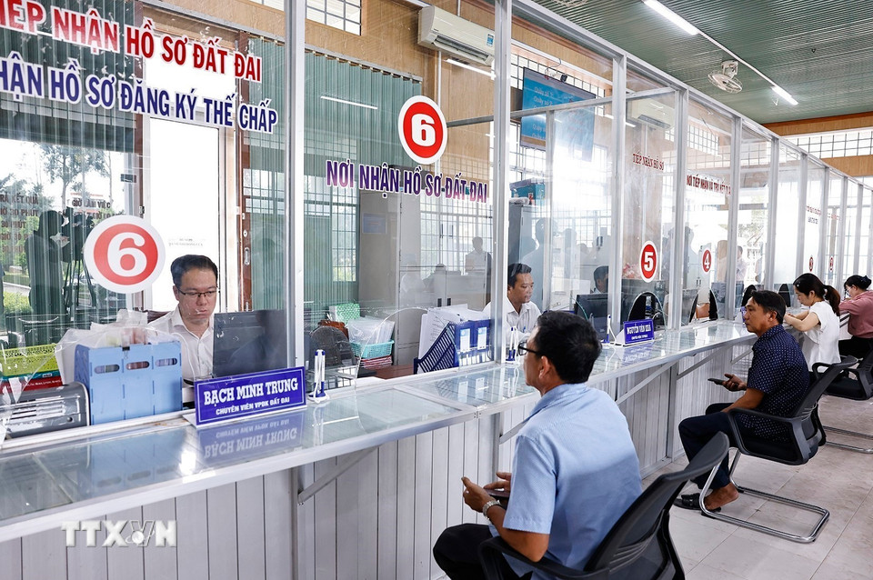 Nhân dân đến làm thủ tục hành chính tại Trung tâm phục vụ hành chính công xã Vị Thủy. (Ảnh: Doãn Tấn/TTXVN)