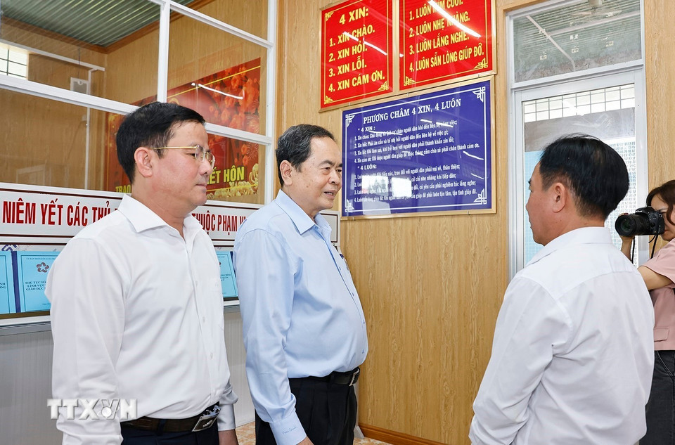 Chủ tịch Quốc hội Trần Thanh Mẫn trao đổi với cán bộ của Trung tâm phục vụ hành chính công xã Vị Thủy. (Ảnh: Doãn Tấn/TTXVN)