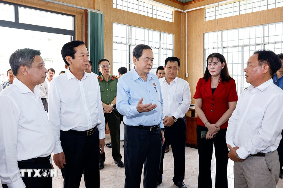 Chủ tịch Quốc hội Trần Thanh Mẫn trao đổi với cán bộ của Trung tâm phục vụ hành chính công xã Vị Thủy. (Ảnh: Doãn Tấn/TTXVN)