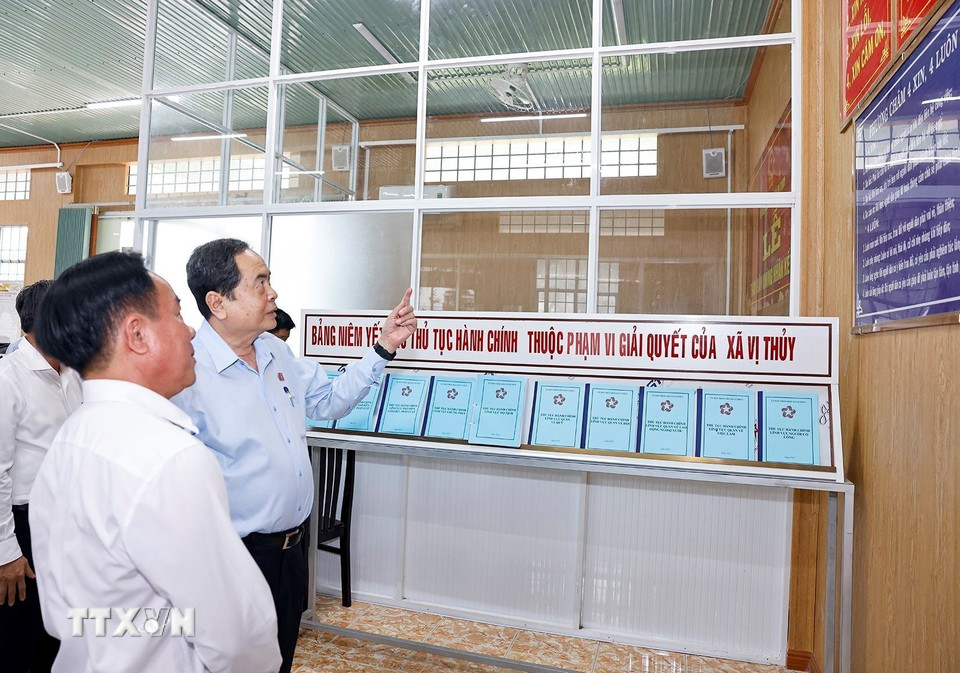 Chủ tịch Quốc hội Trần Thanh Mẫn trao đổi với cán bộ của Trung tâm phục vụ hành chính công xã Vị Thủy. (Ảnh: Doãn Tấn/TTXVN)