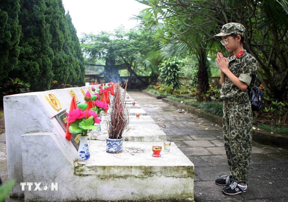 Thế hệ trẻ tưởng nhớ các anh hùng liệt sỹ đã hy sinh bảo vệ Tổ quốc, tại Nghĩa trang liệt sĩ quốc gia Vị Xuyên (Hà Giang). (Ảnh: Thanh Tùng/TTXVN)