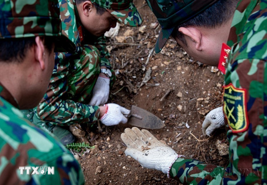 Đội Tìm kiếm quy tập hài cốt liệt sỹ Hà Giang cẩn thận quy tập những mảnh hài cốt còn sót lại của các liệt sỹ đã nằm lại trên chiến trường Vị Xuyên trong cuộc chiến đấu bảo vệ biên giới phía Bắc của Tổ quốc (2023). )Ảnh: Hoàng Hiếu/TTXVN)