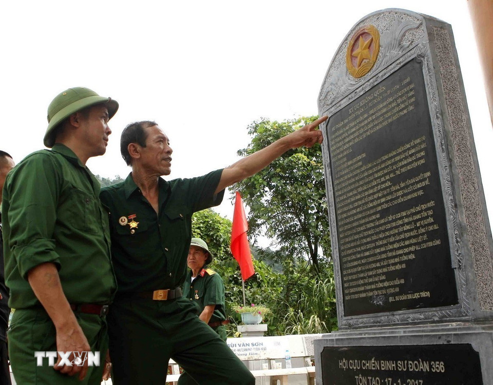 Tấm bia đá khắc lại những câu chuyện, ký ức không quên của một thời lịch sử đã qua trong Đài hương tưởng niệm các anh hùng liệt sỹ tại điểm cao 468 nằm ở lưng chừng núi Nậm Ngặt, xã Thanh Thủy, huyện Vị Xuyên, tỉnh Hà Giang. (Ảnh: Thanh Tùng/TTXVN)