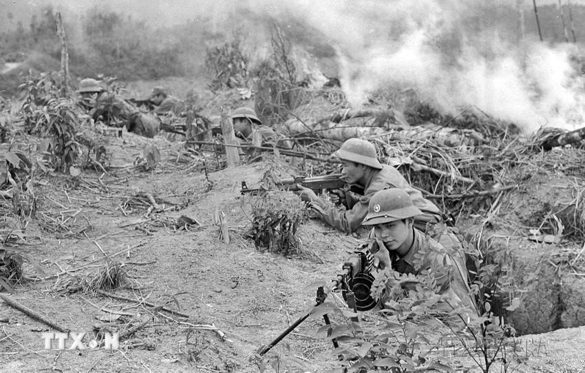 Chiến sỹ Đại đội 2 bộ binh, Tiểu đoàn 1, Đoàn H54 bộ đội địa phương tỉnh Hoàng Liên Sơn được tặng Huân chương Chiến công hạng Ba về thành tích dũng cảm chiến đấu, đánh lui nhiều đợt tấn công của địch, giữ vững chốt trên cao điểm 340 thuộc bản Phiệt, huyện Mường Khương, tỉnh Hoàng Liên Sơn (nay thuộc tỉnh Lào Cai). (Ảnh: Nguyễn Trân/TTXVN)