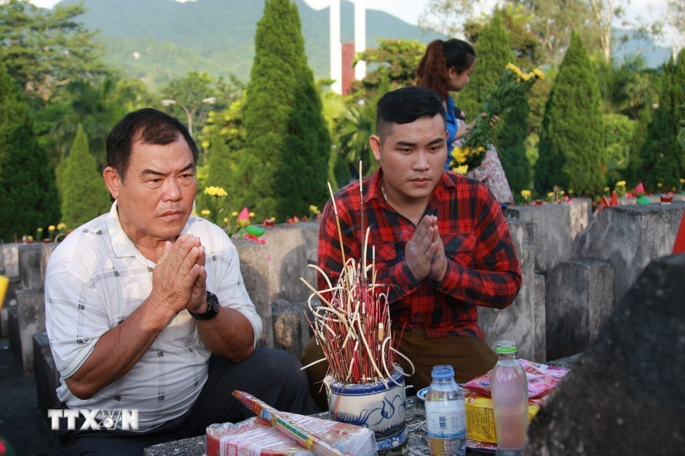 Ông Nguyễn Văn Khanh, anh trai của Liệt sỹ Nguyễn Chí Minh, cùng gia đình từ Nghệ An lên nghĩa trang Liệt sỹ Quốc gia Vị Xuyên (Hà Giang) để thắp hương cho em trai. (Ảnh: Nguyễn Chiến/TTXVN)