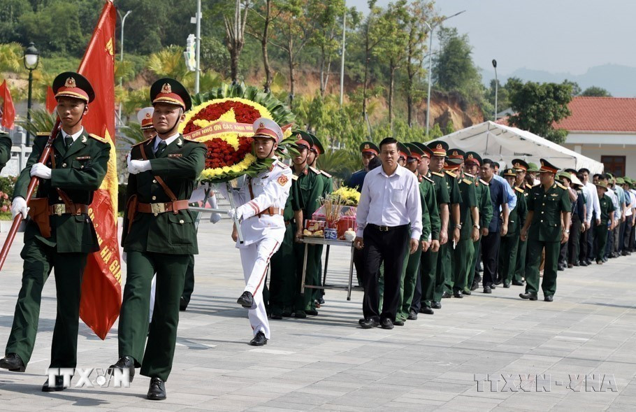 Tỉnh Hà Giang tổ chức lễ truy điệu và an táng hài cốt liệt sỹ hy sinh trong cuộc chiến đấu bảo vệ biên giới phía Bắc về Nghĩa trang Liệt sỹ Quốc gia Vị Xuyên (2023). (Ảnh: Minh Tâm/TTXVN)