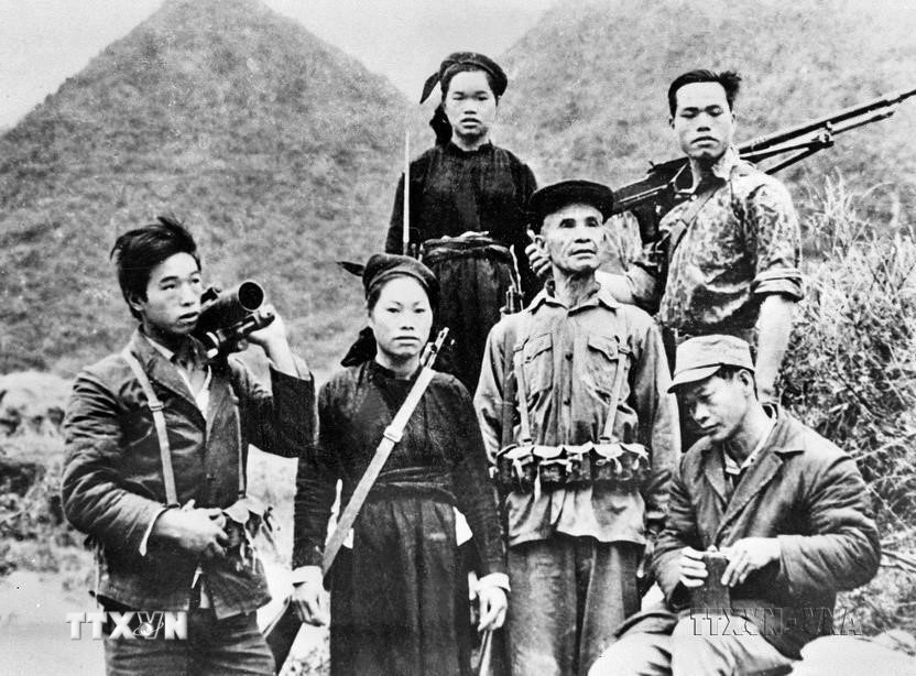 Ông Lục Văn Vĩnh và 5 người con ở bản Nà Lỏng, xã Ngọc Khê, huyện Trùng Khánh, tỉnh Cao Bằng đều tham gia lực lượng vũ trang trong cuộc chiến đấu bảo vệ biên giới phía Bắc. (Ảnh: Tạ Hải/TTXVN)