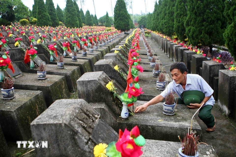 Tháng 7 tri ân, những cựu binh năm xưa cùng về Nghĩa trang liệt sỹ quốc gia Vị Xuyên để thắp nén hương thơm tưởng nhớ những đồng đội đã ngã xuống. (Ảnh: Thanh Tùng/TTXVN)