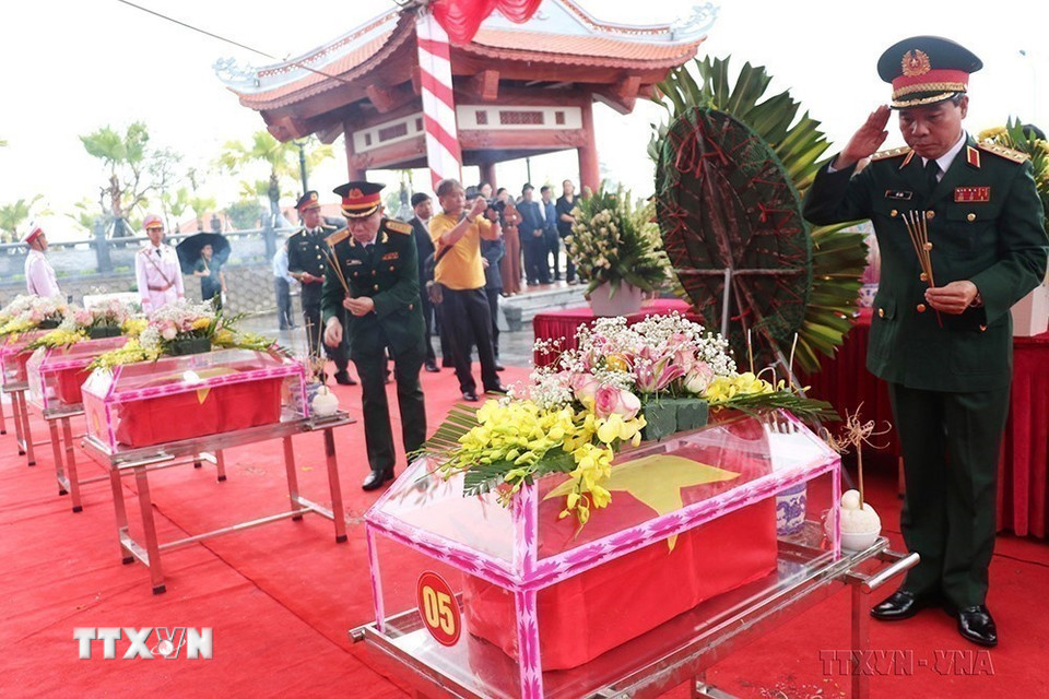 Thượng tướng Đỗ Căn, Phó Chủ nhiệm Tổng cục Chính trị QĐND Việt Nam thắp hương tưởng niệm trước hài cốt các liệt sỹ hy sinh trong Cuộc chiến đấu bảo vệ biên giới phía Bắc, được đưa về an táng tại Nghĩa trang Liệt sỹ quốc gia Vị Xuyên, tỉnh Hà Giang (26/11/2022). (Ảnh: Minh Tâm/TTXVN)