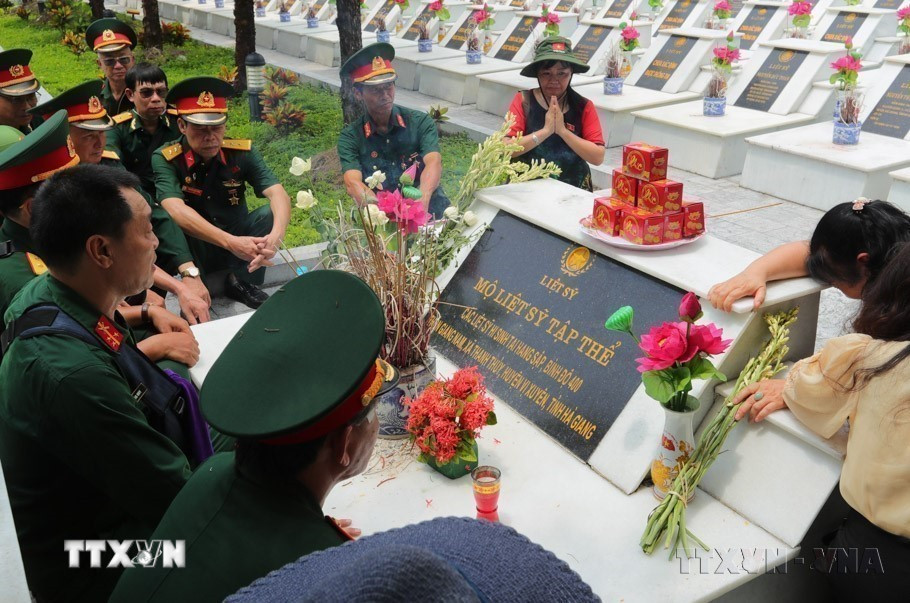 Các cựu binh, thân nhân liệt sỹ trung đoàn 356 đến tri ân, tưởng nhớ các liệt sỹ trung đoàn 356 đã hy sinh trong cuộc chiến đấu bảo vệ biên giới phía Bắc. (Ảnh: Hoàng Hiếu/TTXVN)