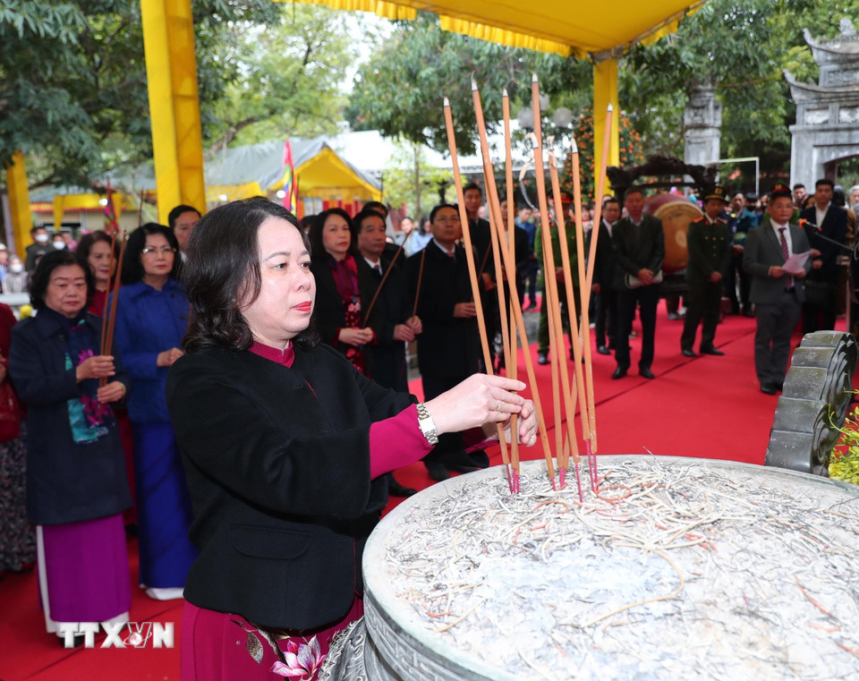 Phó Chủ tịch nước Võ Thị Ánh Xuân dâng hương tại Đền Hai Bà Trưng. (Ảnh: Trọng Đức/TTXVN)