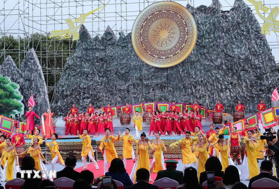 Chương trình nghệ thuật khai hội Đền Hai Bà Trưng năm 2025. (Ảnh: Trọng Đức/TTXVN)