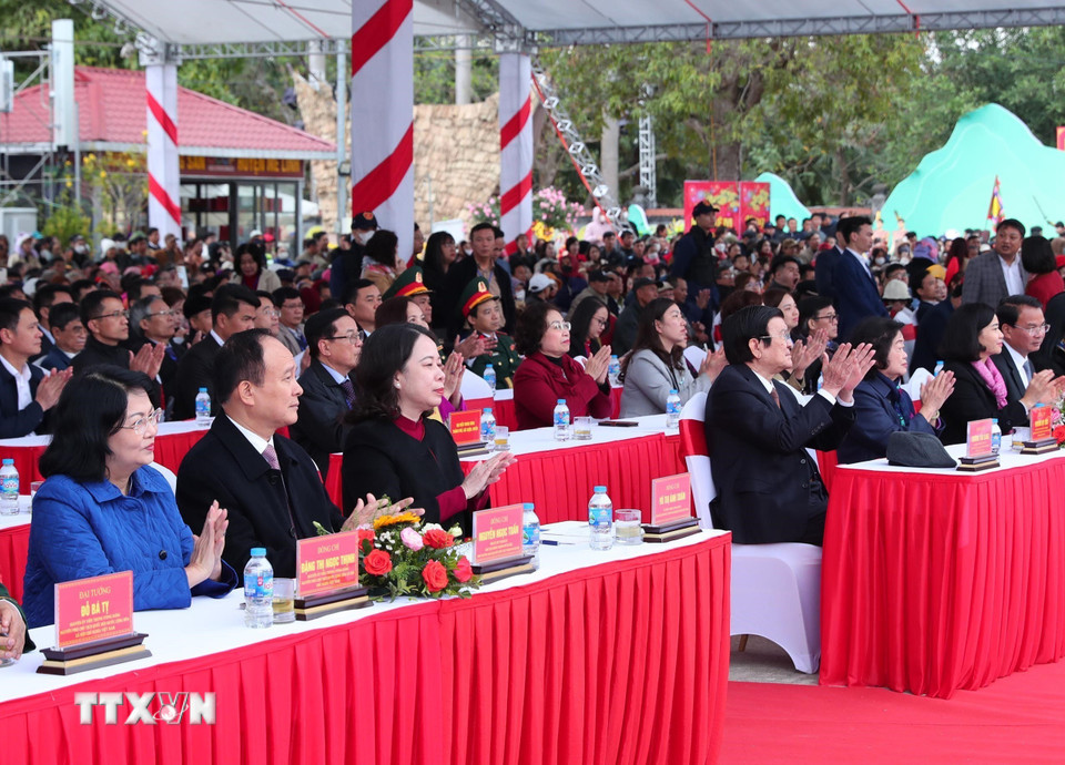 Phó Chủ tịch nước Võ Thị Ánh Xuân và các đại biểu dự Lễ kỷ niệm 1985 năm Khởi nghĩa Hai Bà Trưng (40-2025) và khai hội Đền Hai Bà Trưng năm 2025. (Ảnh: Trọng Đức/TTXVN)