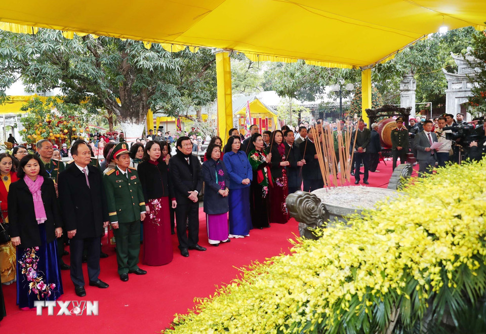 Phó Chủ tịch nước Võ Thị Ánh Xuân cùng các đại biểu dâng hương tưởng nhớ Hai Bà Trưng. (Ảnh: Trọng Đức/TTXVN)