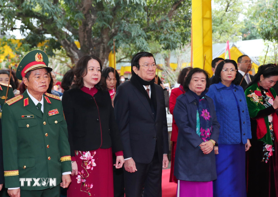 Phó Chủ tịch nước Võ Thị Ánh Xuân cùng các đại biểu dâng hương tại Hai Bà Trưng. (Ảnh: Trọng Đức/TTXVN)