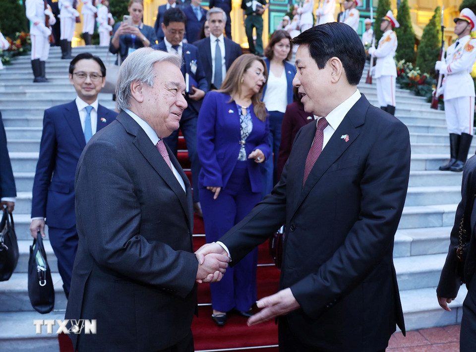 Chủ tịch nước Lương Cường tiễn Tổng Thư ký Liên hợp quốc António Guterres sau hội đàm. (Ảnh: Lâm Khánh/TTXVN)