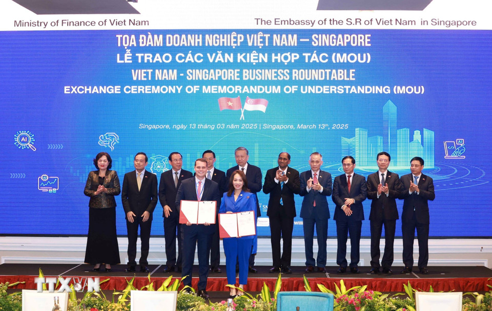 Tổng Bí thư Tô Lâm chứng kiến trao văn kiện hợp tác giữa doanh nghiệp hai nước. (Ảnh: Thống Nhất/TTXVN)