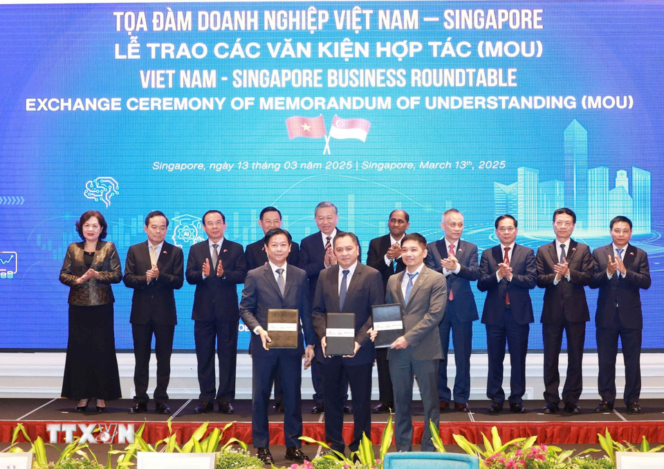 Tổng Bí thư Tô Lâm chứng kiến trao văn kiện hợp tác giữa doanh nghiệp hai nước. (Ảnh: Thống Nhất/TTXVN)