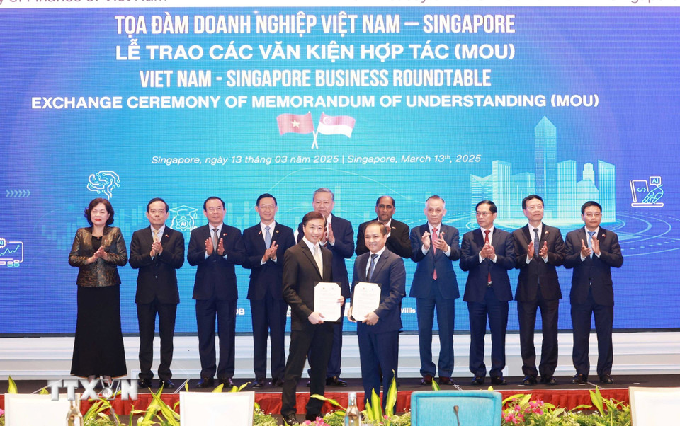 Tổng Bí thư Tô Lâm chứng kiến trao văn kiện hợp tác giữa doanh nghiệp hai nước. (Ảnh: Thống Nhất/TTXVN)