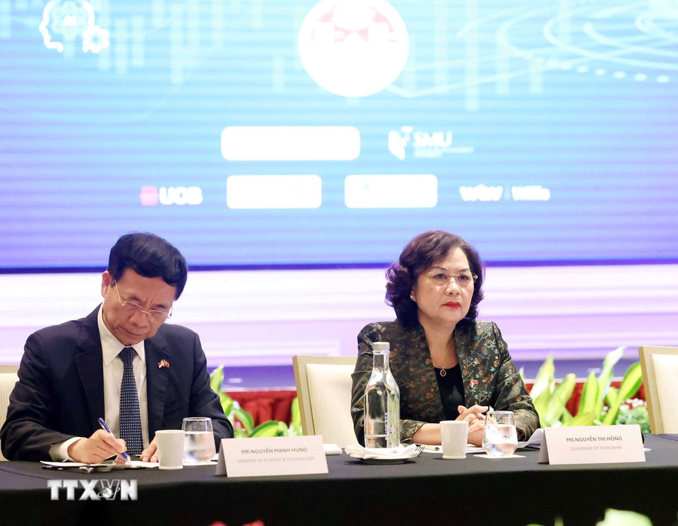 Bộ trưởng Khoa học và Công nghệ Nguyễn Mạnh Hùng và Thống đốc Ngân hàng nhà nước Việt Nam Nguyễn Thị Hồng dự Tọa đàm. (Ảnh: Thống Nhất/TTXVN)