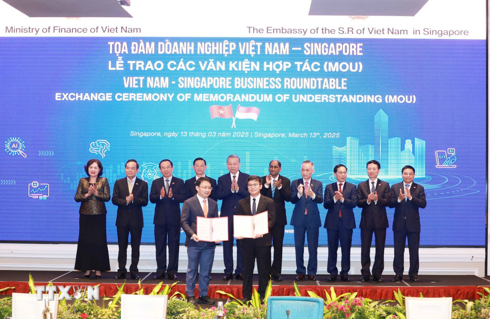 Tổng Bí thư Tô Lâm chứng kiến trao văn kiện hợp tác giữa doanh nghiệp hai nước. (Ảnh: Thống Nhất/TTXVN)