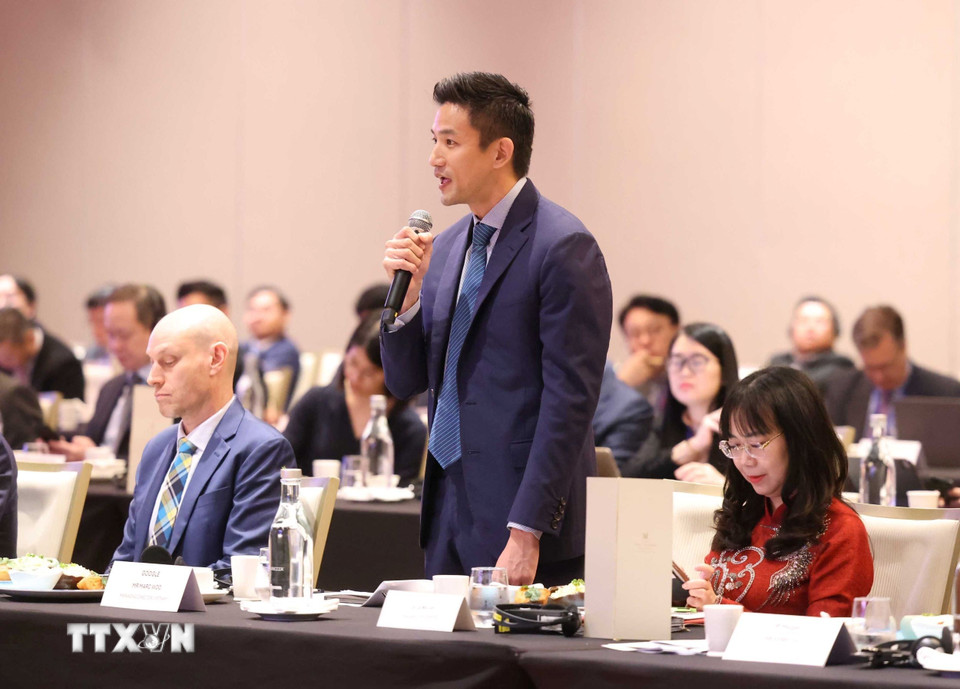 Đại diện doanh nghiệp Singapore phát biểu ý kiến tại Tọa đàm. (Ảnh: Thống Nhất/TTXVN)