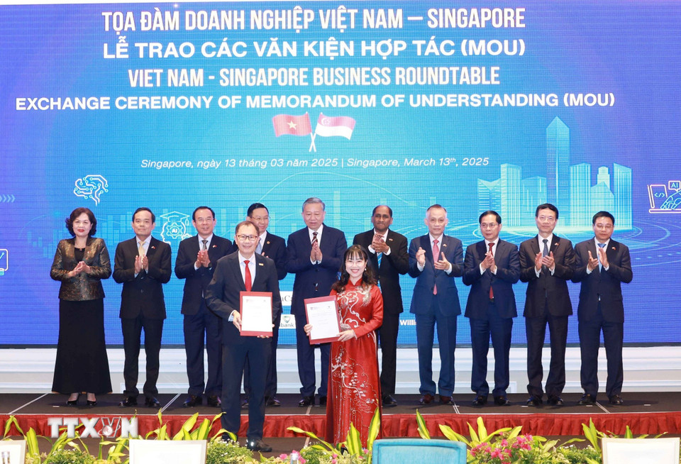 Tổng Bí thư Tô Lâm chứng kiến trao văn kiện hợp tác giữa doanh nghiệp hai nước. (Ảnh: Thống Nhất/TTXVN)