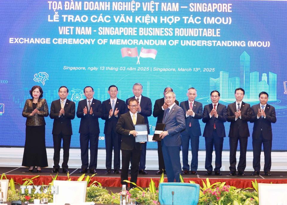 Tổng Bí thư Tô Lâm chứng kiến trao văn kiện hợp tác giữa doanh nghiệp hai nước. (Ảnh: Thống Nhất/TTXVN)