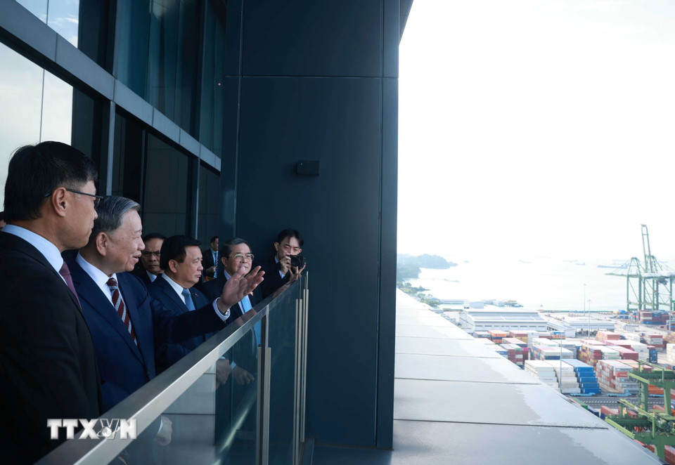 Tổng Bí thư Tô Lâm thăm cảng biển Pansir Panjang. (Ảnh: Thống Nhất/TTXVN)