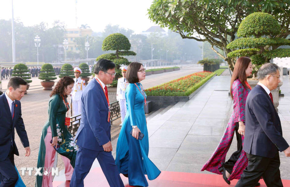 Các đại biểu dự Đại hội đại biểu Đảng bộ Chính phủ lần thứ nhất, nhiệm kỳ 2025-2030 đến đặt vòng hoa và vào Lăng viếng Chủ tịch Hồ Chí Minh. (Ảnh: Phạm Kiên/TTXVN)