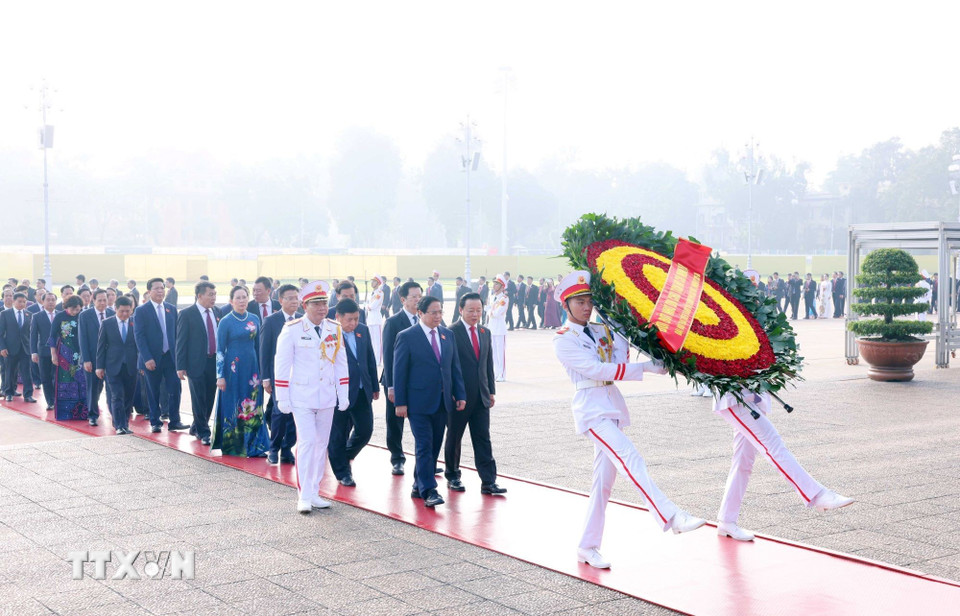Thủ tướng Phạm Minh Chính và đoàn đại biểu dự Đại hội đại biểu Đảng bộ Chính phủ lần thứ nhất, nhiệm kỳ 2025-2030 đến đặt vòng hoa và vào Lăng viếng Chủ tịch Hồ Chí Minh. (Ảnh: Phạm Kiên/TTXVN)