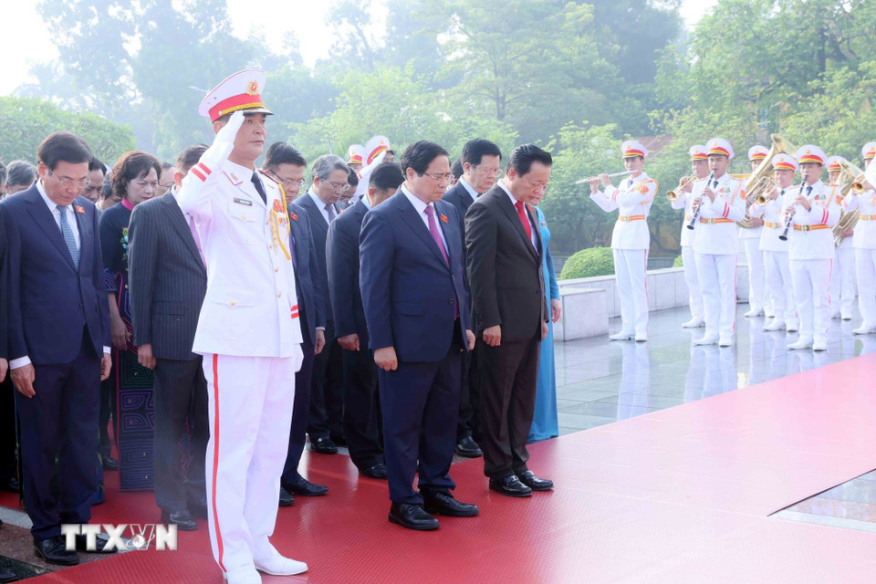 Thủ tướng Phạm Minh Chính dẫn đầu Đoàn đại biểu dự Đại hội Đảng bộ Chính phủ lần thứ nhất đến đặt vòng hoa tưởng niệm các Anh hùng liệt sỹ. (Ảnh: An Đăng/TTXVN)