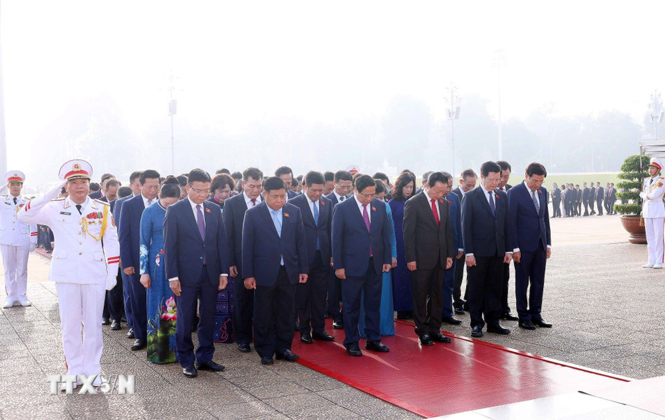 Thủ tướng Phạm Minh Chính và đoàn đại biểu dự Đại hội đại biểu Đảng bộ Chính phủ lần thứ nhất, nhiệm kỳ 2025-2030 tưởng niệm Chủ tịch Hồ Chí Minh. (Ảnh: Phạm Kiên/TTXVN)