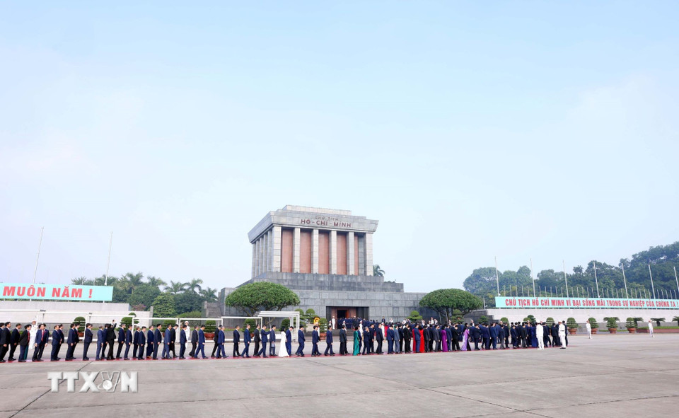 Các đại biểu dự Đại hội đại biểu Đảng bộ Chính phủ lần thứ nhất, nhiệm kỳ 2025-2030 đến đặt vòng hoa và vào Lăng viếng Chủ tịch Hồ Chí Minh. (Ảnh: Phạm Kiên/TTXVN)