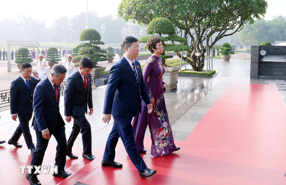 Các đại biểu dự Đại hội đại biểu Đảng bộ Chính phủ lần thứ nhất, nhiệm kỳ 2025-2030 đến đặt vòng hoa và vào Lăng viếng Chủ tịch Hồ Chí Minh. (Ảnh: Phạm Kiên/TTXVN)