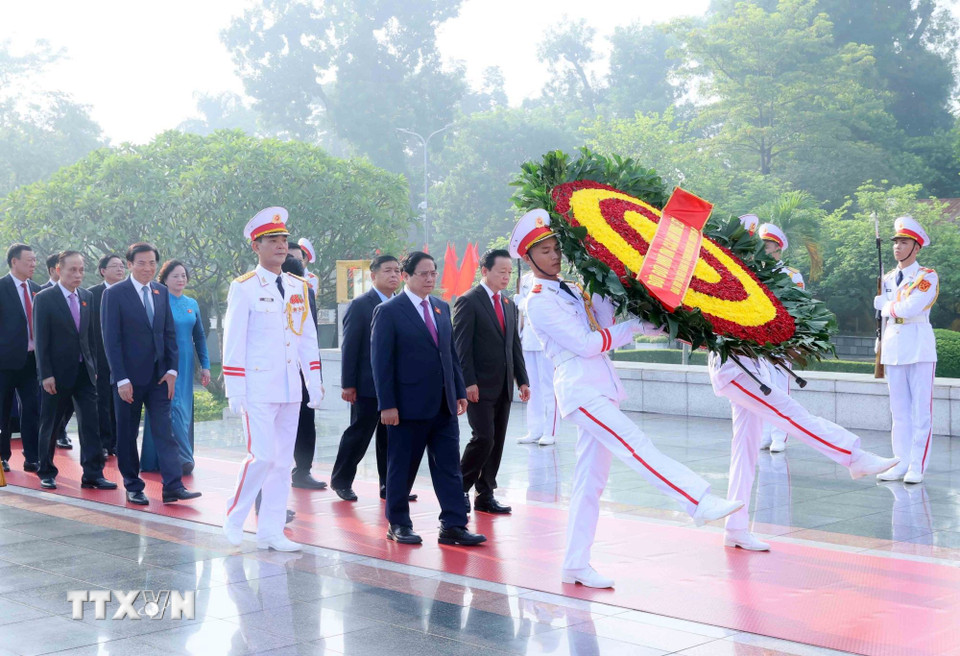 Thủ tướng Phạm Minh Chính dẫn đầu Đoàn đại biểu dự Đại hội Đảng bộ Chính phủ lần thứ nhất đến đặt vòng hoa, dâng hương, tưởng niệm các Anh hùng liệt sỹ. (Ảnh: An Đăng/TTXVN)