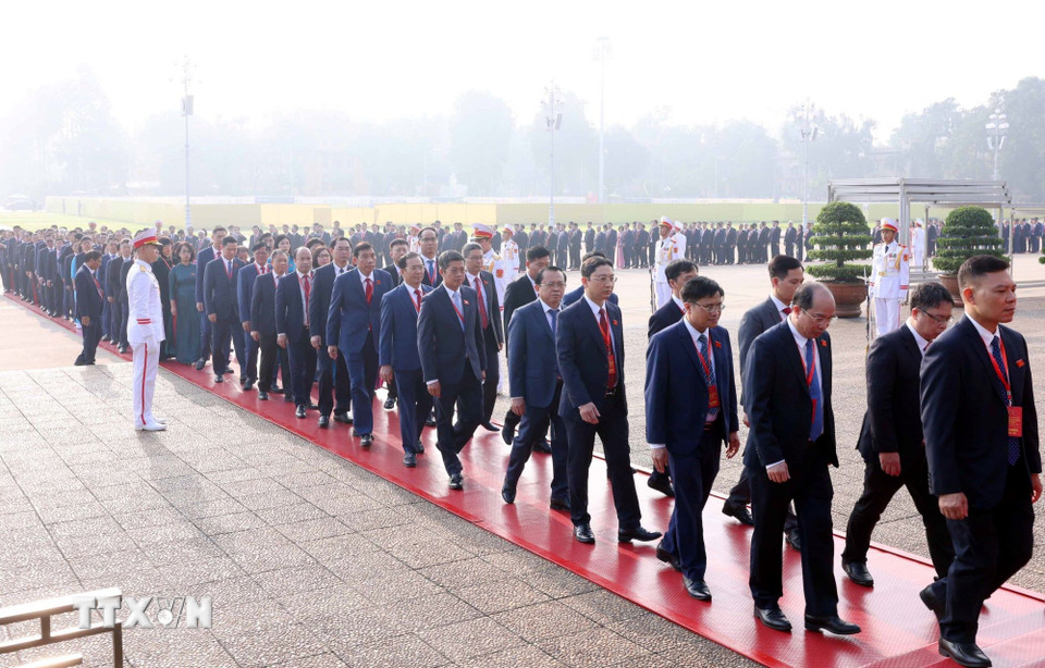 Các đại biểu dự Đại hội đại biểu Đảng bộ Chính phủ lần thứ nhất, nhiệm kỳ 2025-2030 đến đặt vòng hoa và vào Lăng viếng Chủ tịch Hồ Chí Minh. (Ảnh: Phạm Kiên/TTXVN)