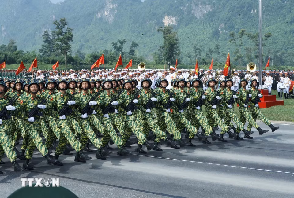 Khối nữ Gìn giữ hòa bình tham gia hợp luyện. (Ảnh: Trọng Đức/TTXVN)
