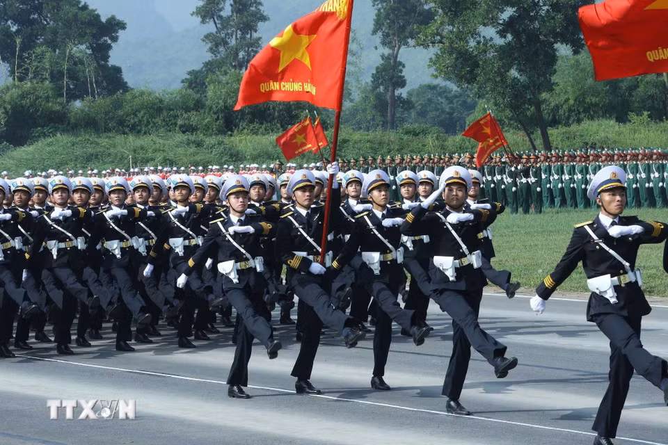 Khối sỹ quan Hải quân nhân dân tại buổi hợp luyện. (Ảnh: Trọng Đức/TTXVN)