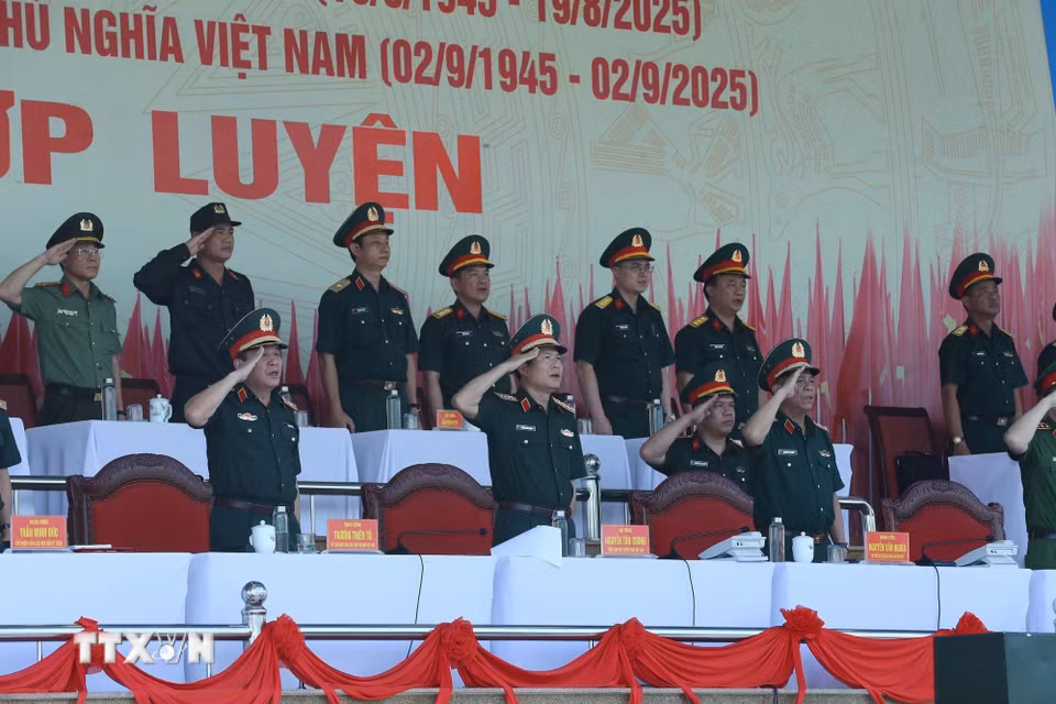 Đại tướng Nguyễn Tân Cương, Ủy viên Trung ương Đảng, Tổng Tham mưu trưởng, Thứ trưởng Bộ Quốc phòng dự và chỉ đạo Tổng hợp luyện. (Ảnh: Trọng Đức/TTXVN)