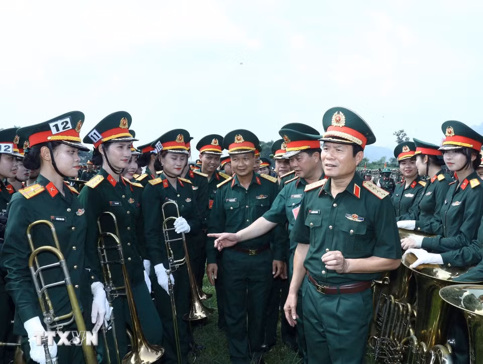 Đại tướng Nguyễn Tân Cương, Ủy viên Trung ương Đảng, Tổng Tham mưu trưởng, Thứ trưởng Bộ Quốc phòng chúc mừng, động viên các khối tham gia Tổng hợp luyện. (Ảnh: Trọng Đức/TTXVN)