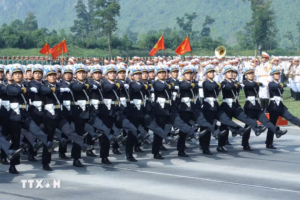Khối sỹ quan Hải quân nhân dân tại buổi hợp luyện. (Ảnh: Trọng Đức/TTXVN)