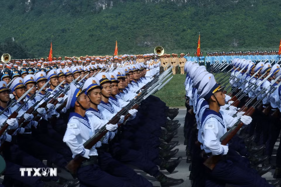 Khối sỹ quan 3 quân chủng tại buổi hợp luyện. (Ảnh: Trọng Đức/TTXVN)